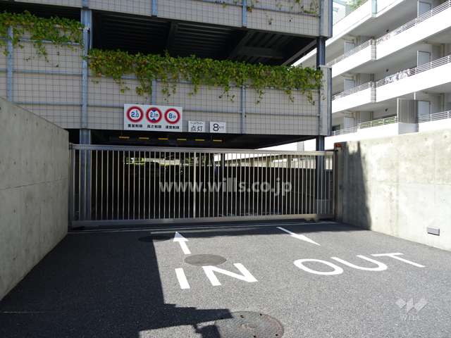 駐車場出入り口（リングシャッター付）