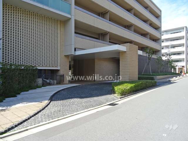 エントランス前には幅寄せスペースがあります。