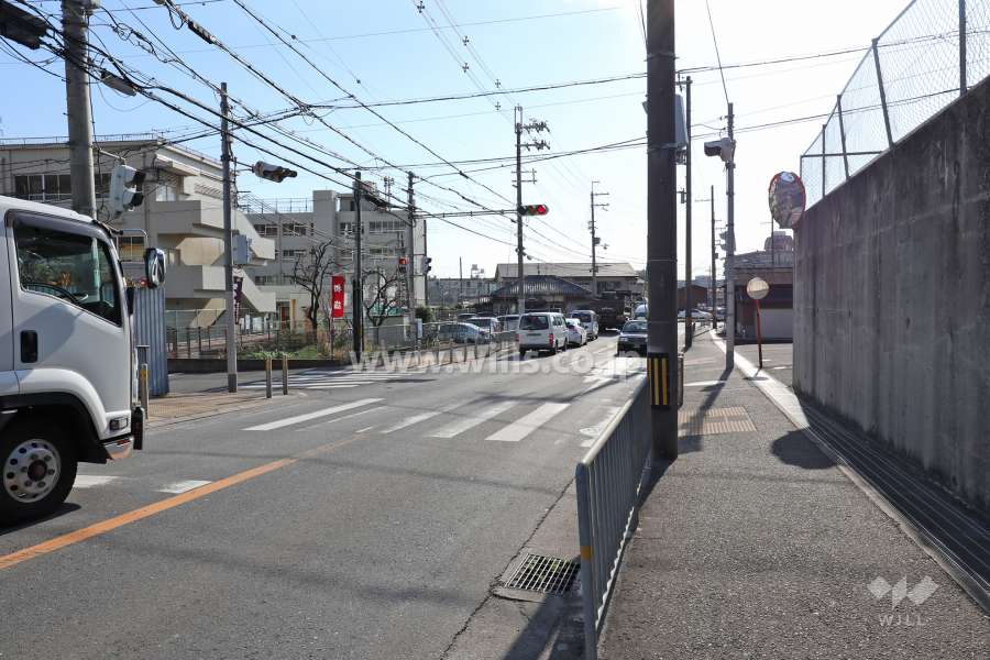 東側前面道路(北側から)
