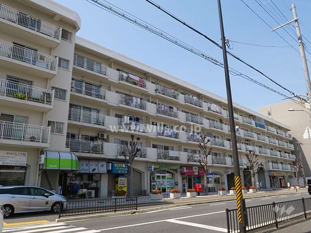 シャルマンコーポ摂津富田の外観（南東側から）