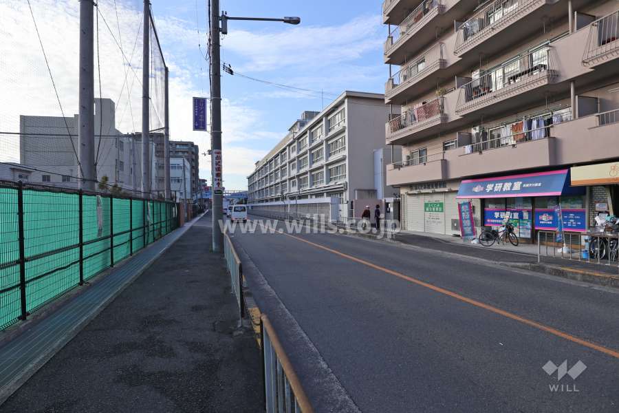 敷地南側の前面道路(東側から)