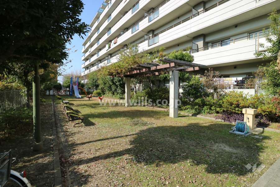 敷地の南側には「すみれ公園」があります。