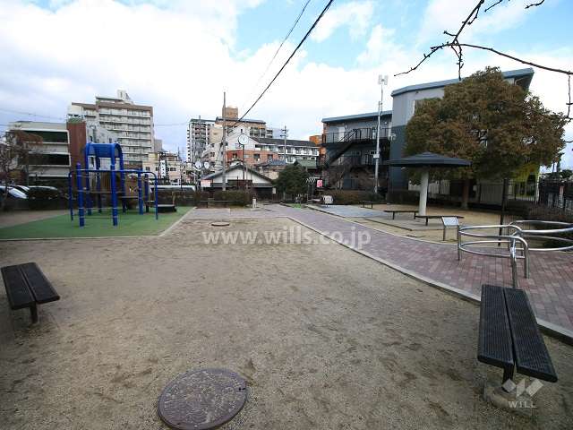 敷地に隣接する児童公園