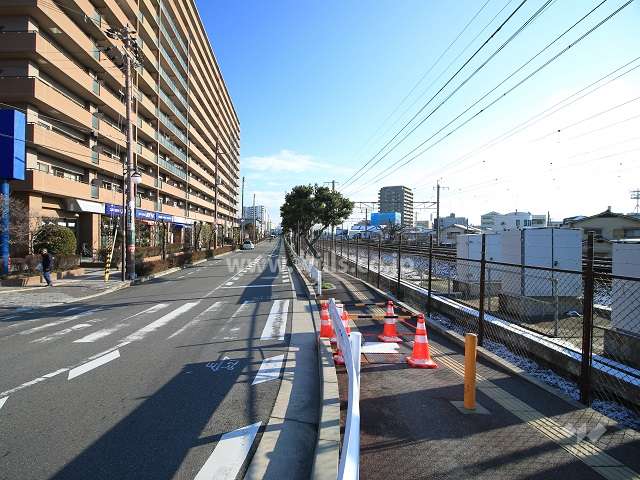 敷地南側の前面道路（西側から）