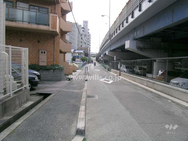 敷地北側の前面道路（右側は中央環状線の高架橋です。）
