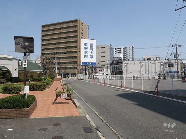 前面道路とマンション建物一部