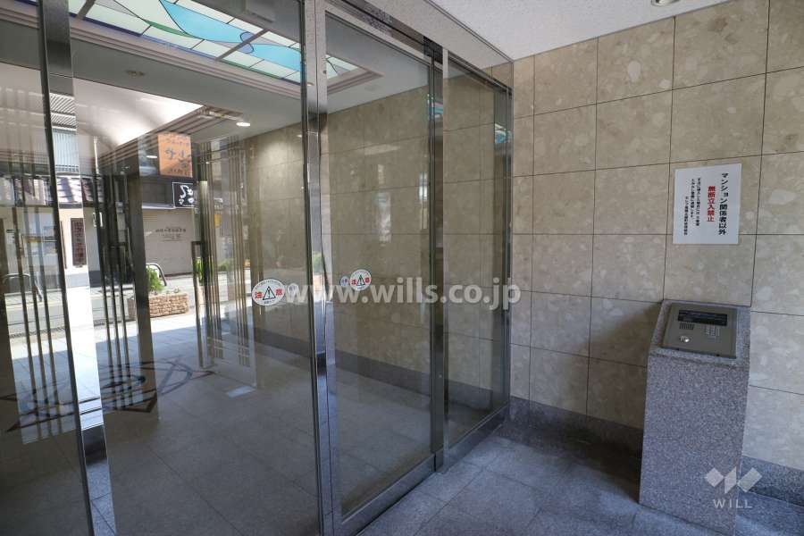 エントランスはオートロック付きです。