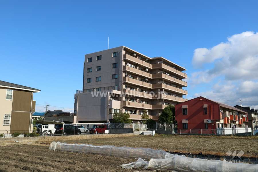 セントラル高槻の遠景。周辺はマンションと一戸建てなどが混在する静かな住宅地です。