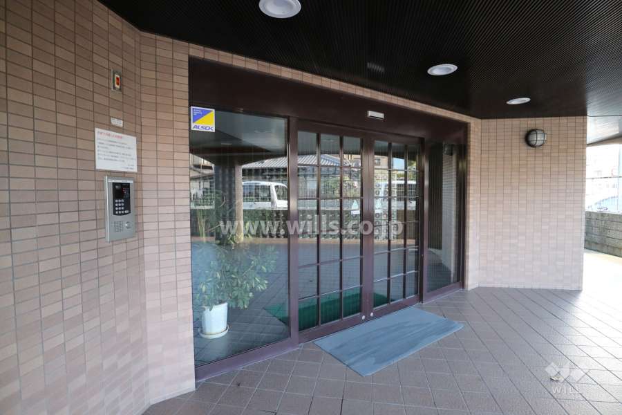 エントランスはオートロック付きです。