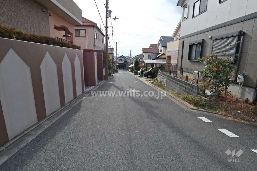 敷地北西側の前面道路（北東側から）