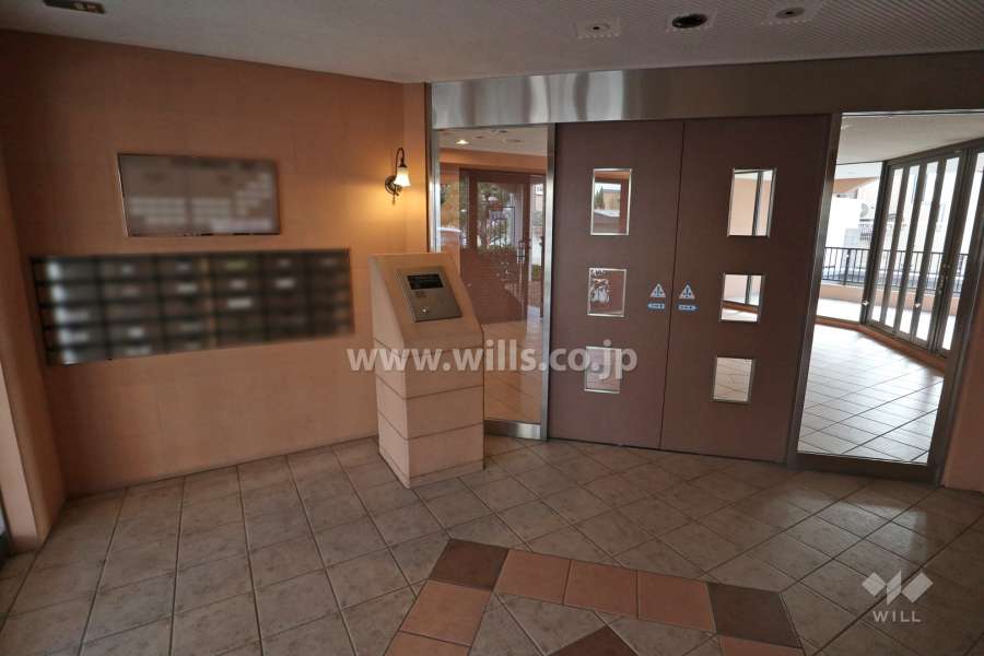 エントランスはオートロック付きです。