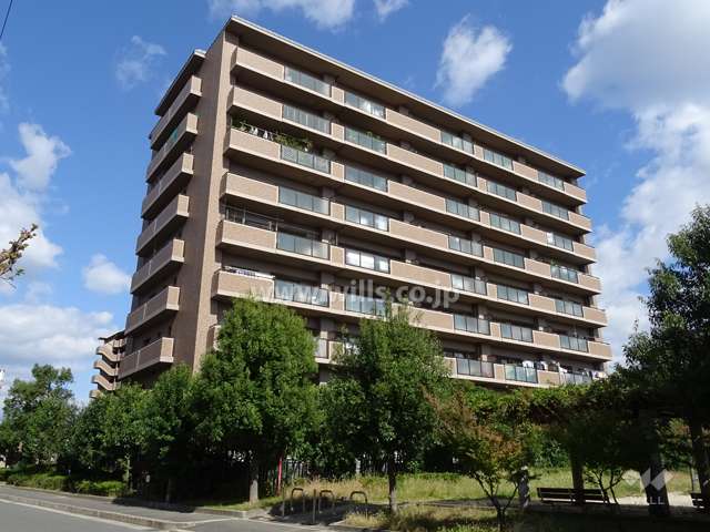 ツインコート高槻の外観（南西側から）