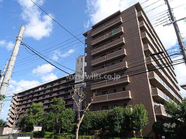 ツインコート高槻の外観（西側から）