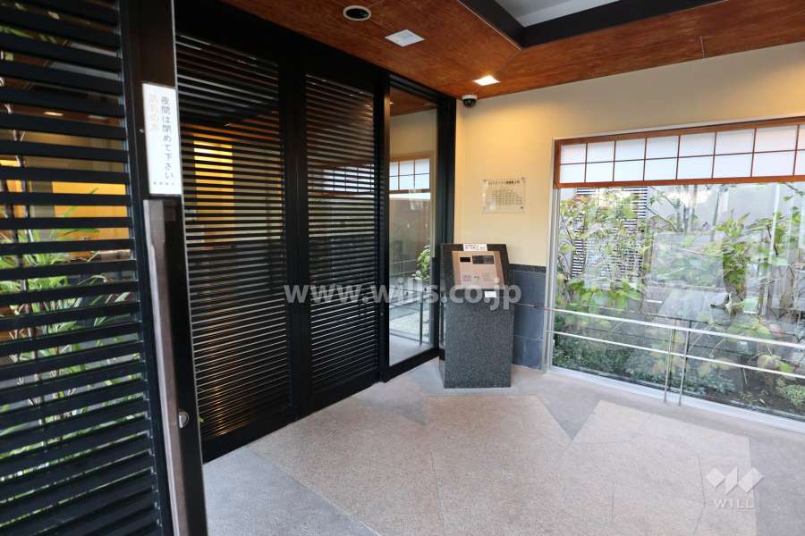 エントランスはオートロック付きです。