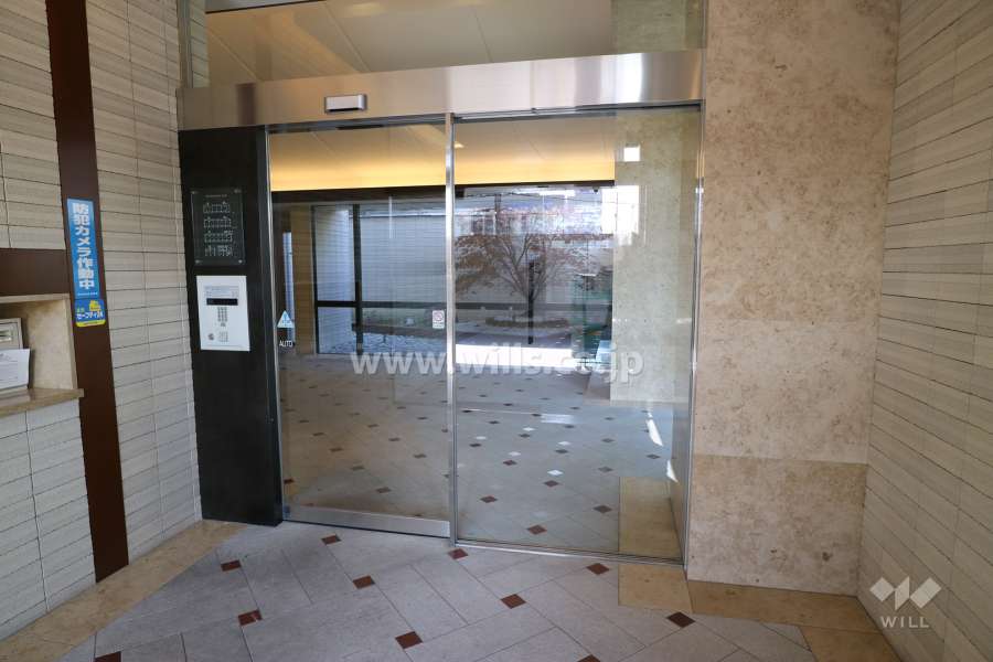 エントランスはオートロック付きです。