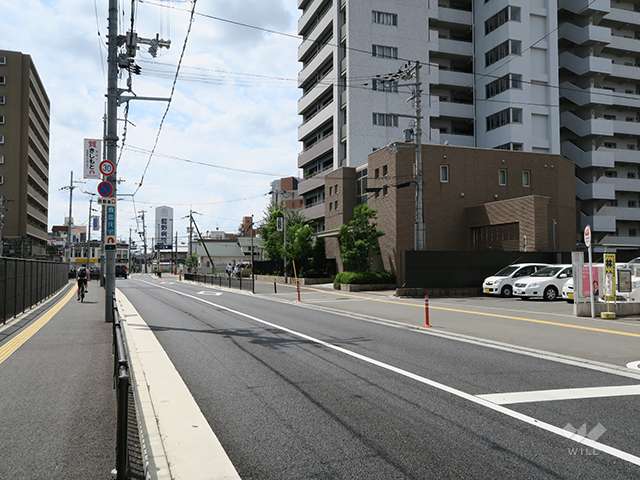 敷地東側の前面道路（府道127号線）