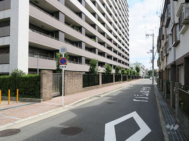 敷地南側の前面道路