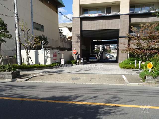 駐車場出入り口