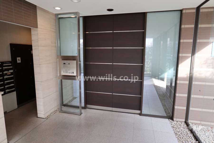 エントランスはオートロック付きです。