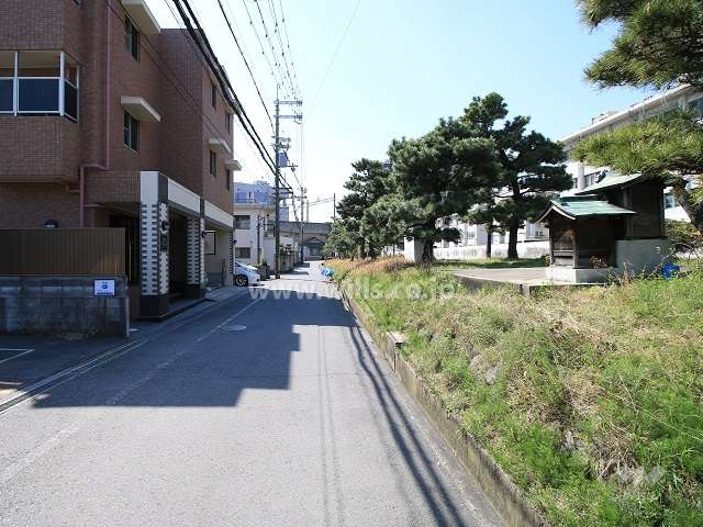 敷地西側の前面道路（北側から）