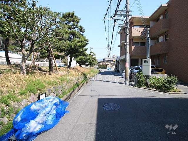 敷地西側の前面道路（南側から）