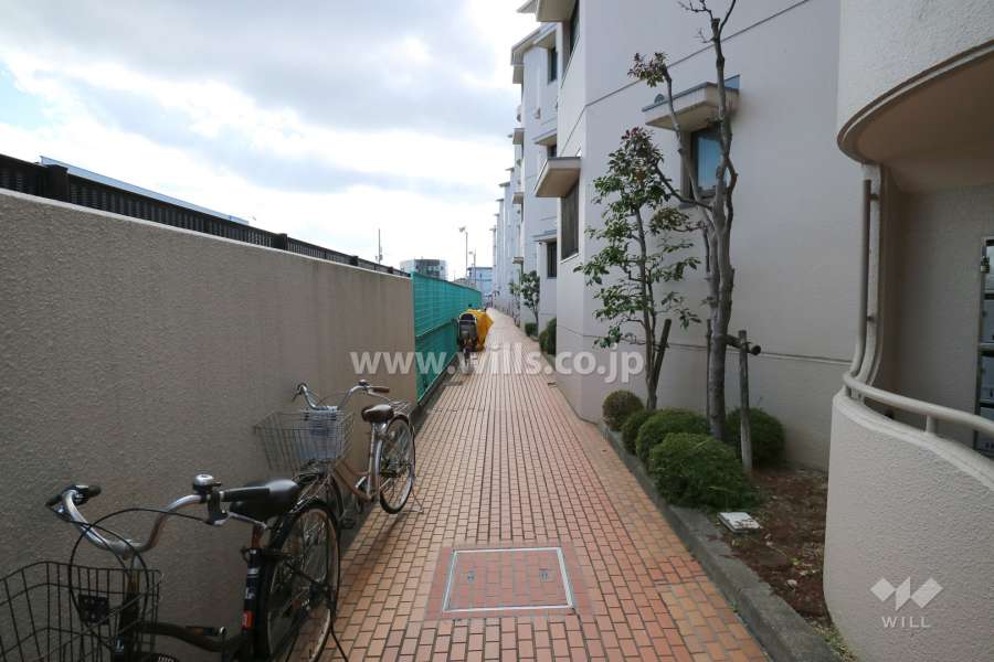 エントランスから各住戸につながる廊下