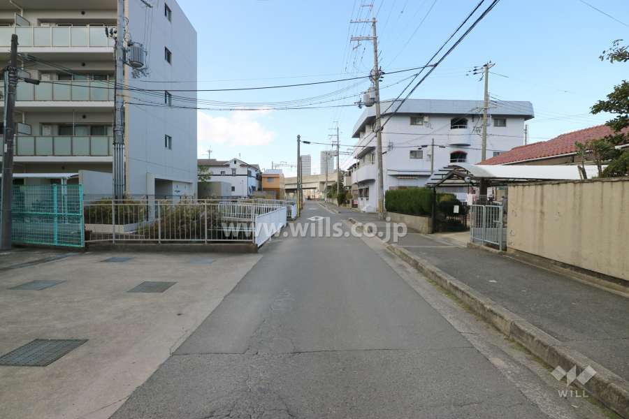敷地北側の前面道路(東側から)