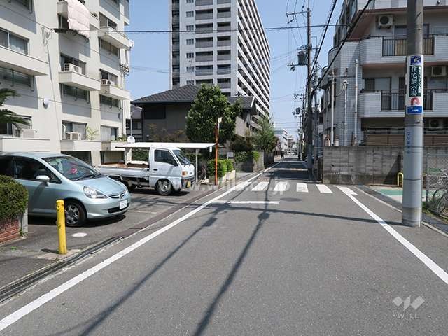 前面道路とマンション建物一部