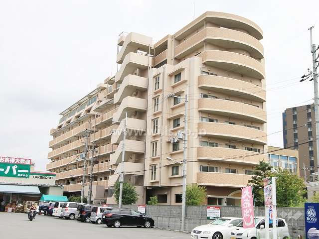 ファミール高槻フェリークの外観（南西側から）