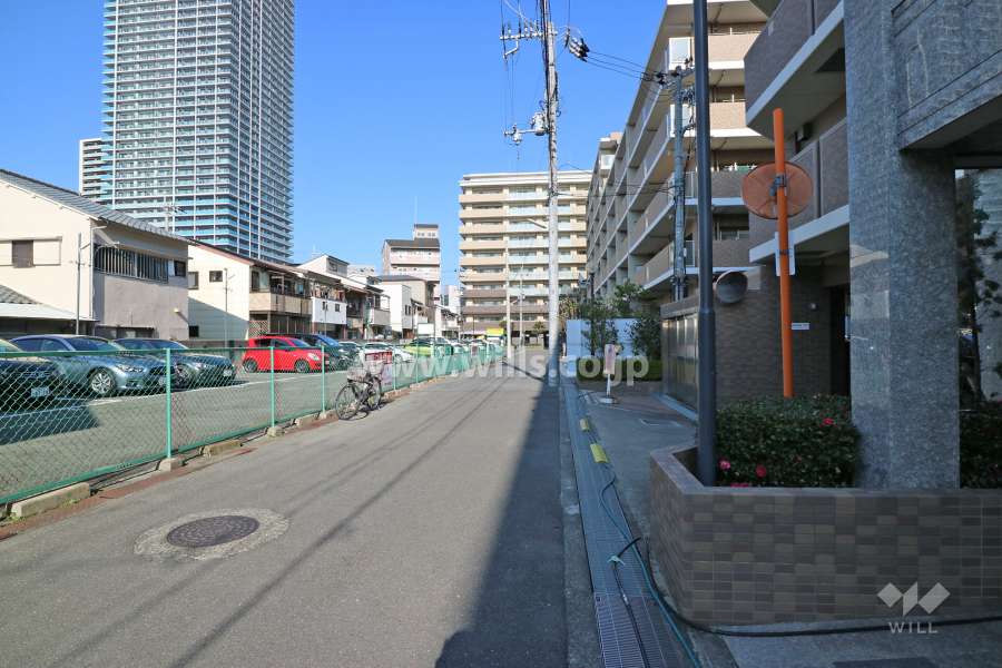 敷地西側の前面道路