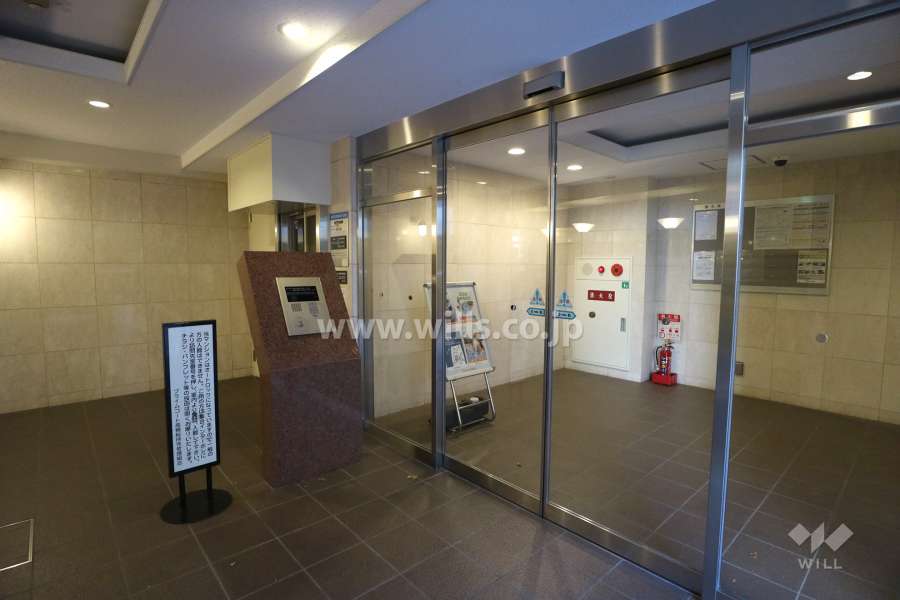 エントランスはオートロック付きです。