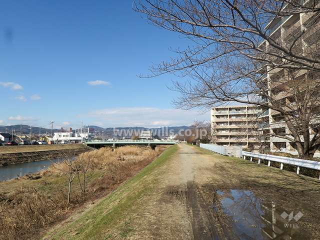 敷地西側を芥川が流れています。