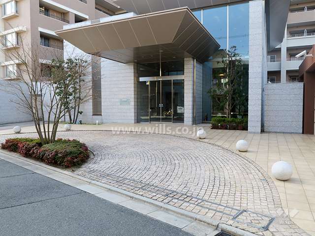 車寄せ付きのエントランス