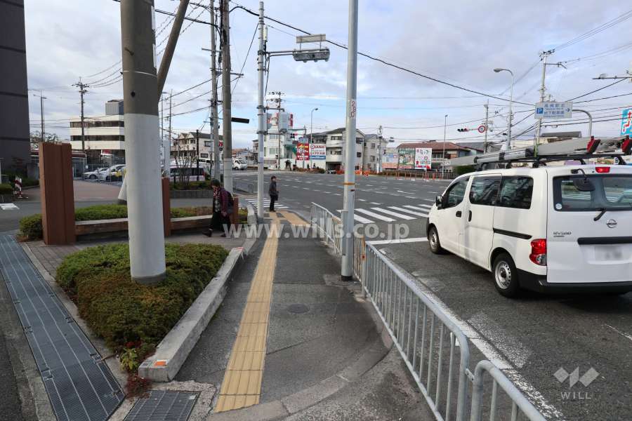 敷地の北西側前面道路（南東側から）