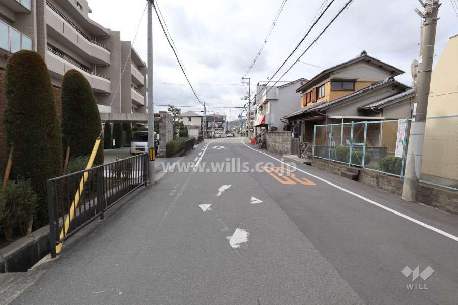 敷地北側の前面道路（東側から）