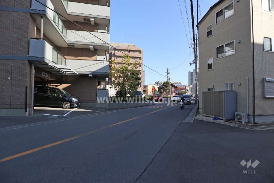 敷地北東側の前面道路(北西側から)