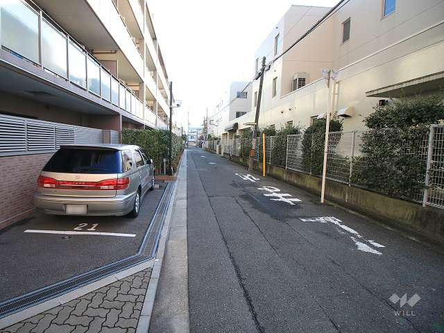 敷地南側の前面道路（西側から)