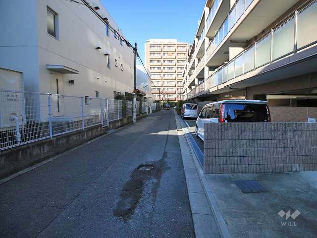 敷地南側の前面道路（東側から）