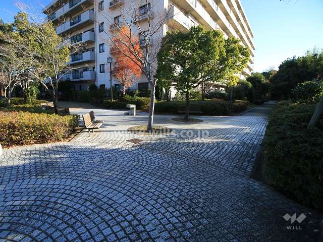 敷地西側に隣接して公園があります。