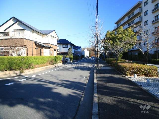 敷地北西側の前面道路（西側から）