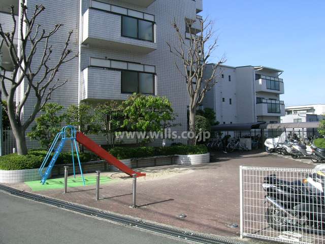 敷地内に小さな公園があります。