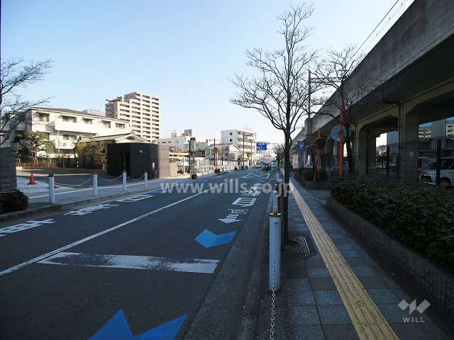 敷地南側の前面道路（西側から）