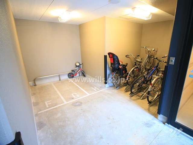 屋内に設けられた駐輪場
