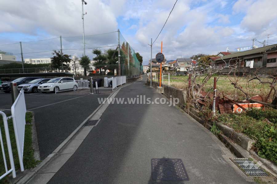 敷地東側の前面道路（南側から）