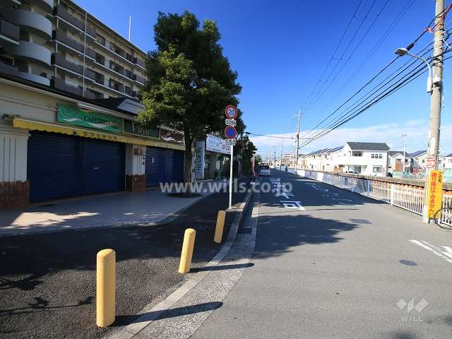 敷地北側の前面道路（東から）