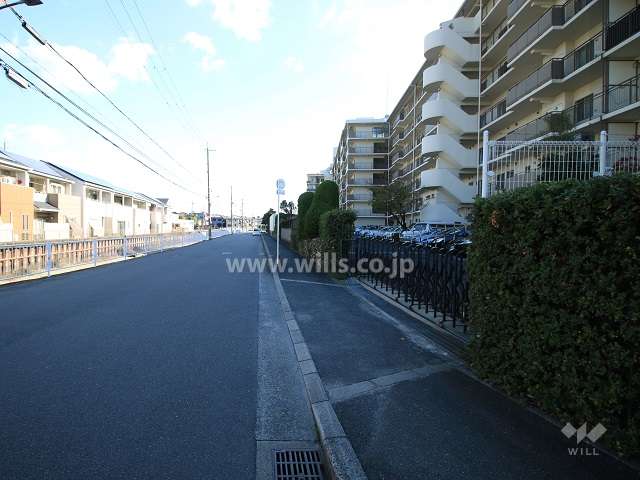敷地北側の前面道路（西から）