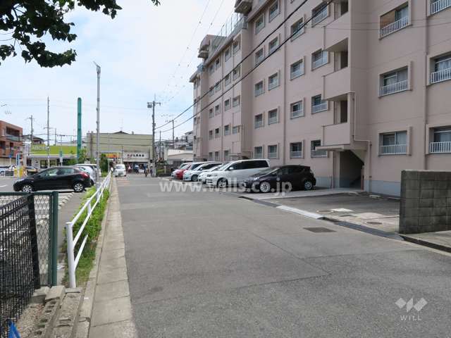 前面道路とマンション建物一部-(4)