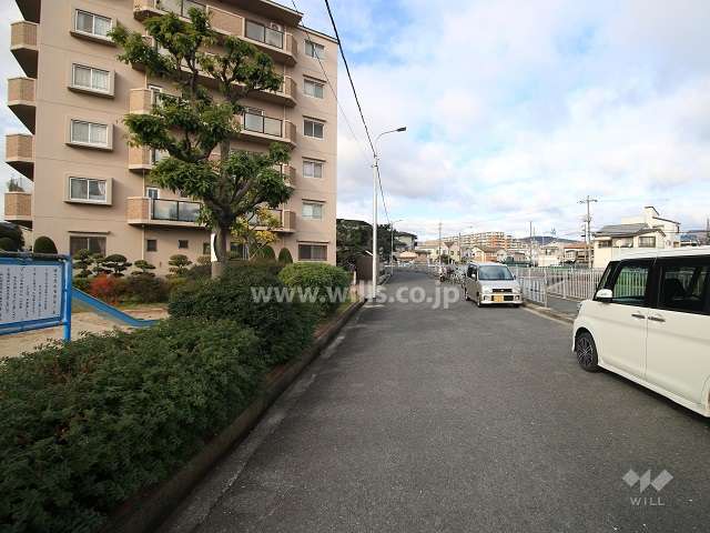 敷地北側の前面道路（東側から）