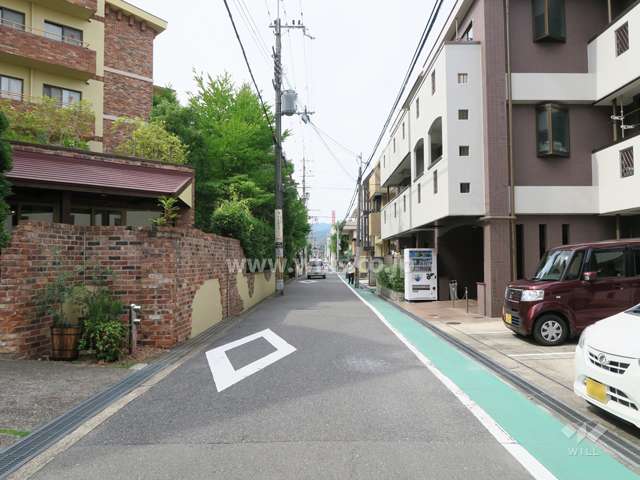 敷地西側の前面道路-（南側から）