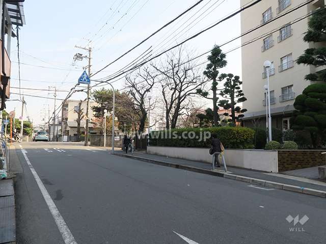 前面道路とマンション建物一部